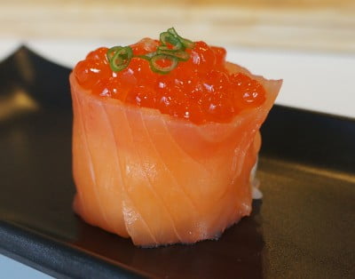 Lempeä savulohi Gunkan-sushi Tobikolla – Pieni pala arjen luksusta
