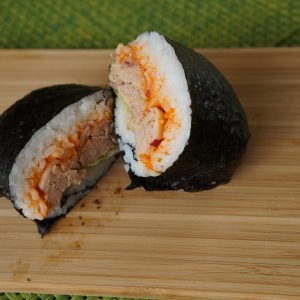 Mausteinen tonnikala-Onigirazu: Herkullinen sushi-leipä arjen luksushetkiin
