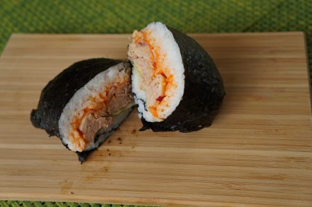 Mausteinen tonnikala-Onigirazu: Herkullinen sushi-leipä arjen luksushetkiin